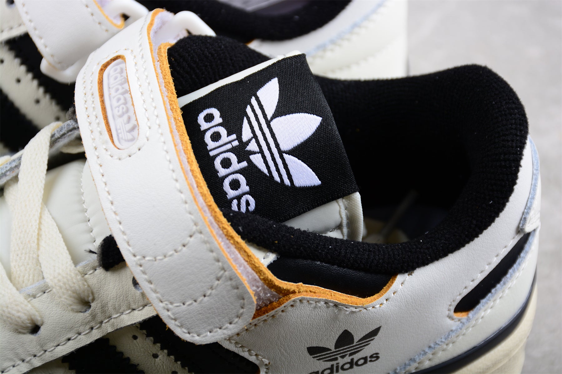  adidas Forum 84 Low in Off White/Core Black 